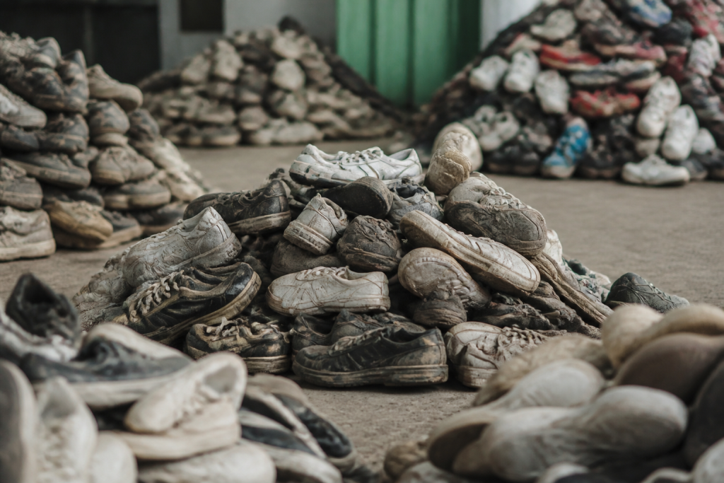 Chaussures usagees triees en tas pour transformation