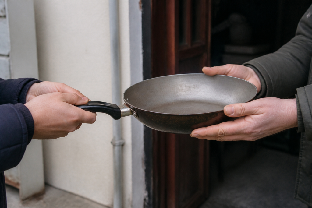 Poele metallique donnee entre deux mains
